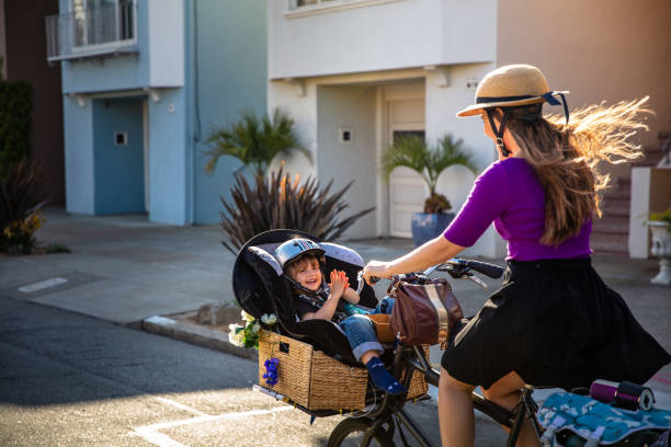 glada barn rider last cykel med mamma - parents children cargo bike bildbanksfoton och bilder