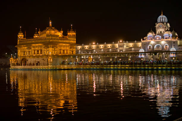 золотой цвет показывает в воде святой паломник сайт в амритсаре - golden temple стоковые фото и изображения