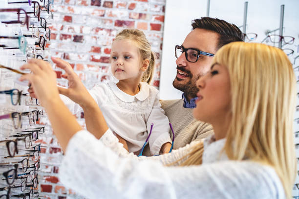 istock Family in Optics Store 1078373658