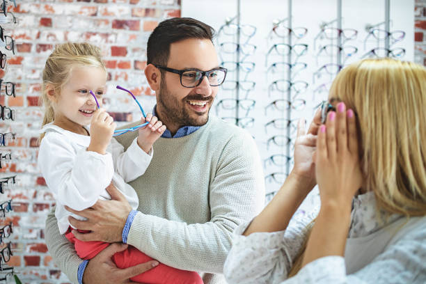 istock Family in Optics Store 1078373852