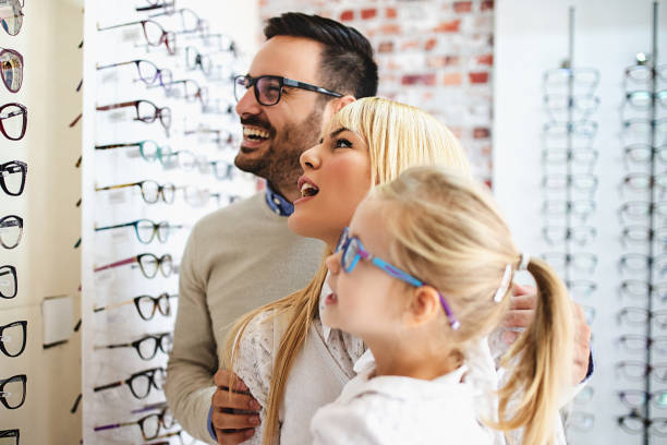 istock Family in Optics Store 1078373886