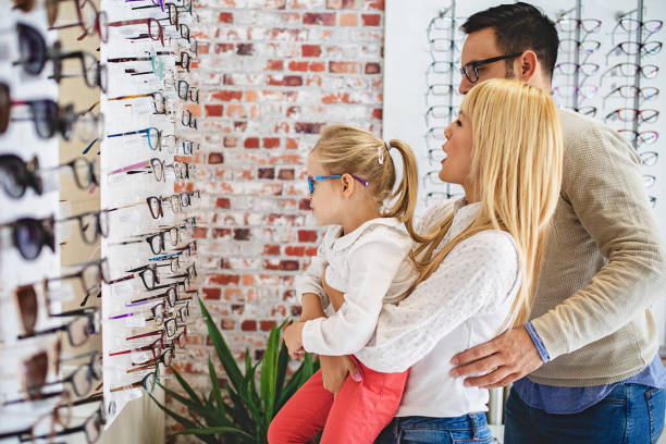 istock Family in Optics Store 1078373892