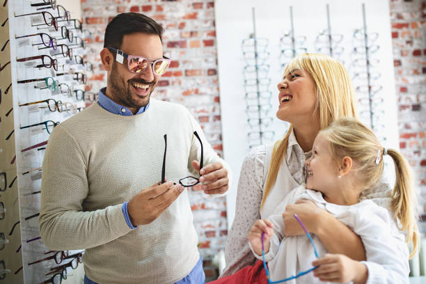 istock Family in Optics Store 1078374090