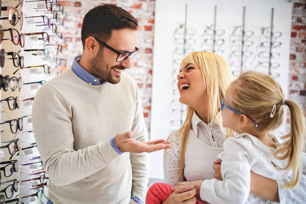 istock Family in Optics Store 1078374116
