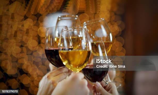 Photo libre de droit de Célébration Du Nouvel An Verre À Vin Rouge 2019 La Main Avec Beaucoup De Boisson Alcoolisée banque d'images et plus d'images libres de droit de Vin