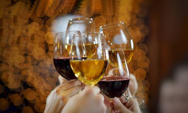 新年の赤ワイングラスお祝い 2019。アルコール飲料のたくさんを手します。 - toast glass wine dinner ストックフォトと画像