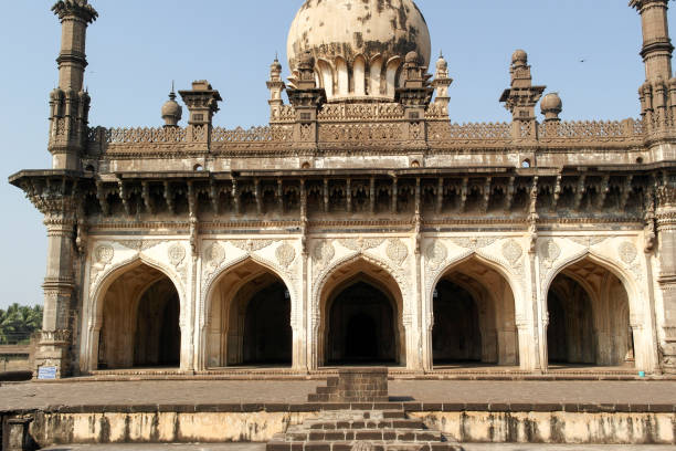 tomb and the mosque ibrahim rauza in the city of bidzhapur in india - moulding architecture and buildings monument column imagens e fotografias de stock