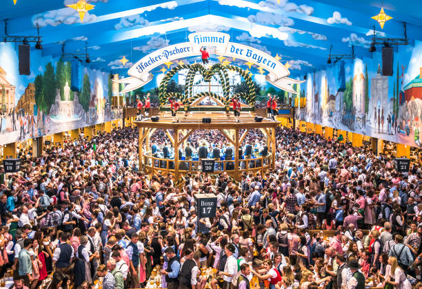 musikhören hacker-pschorr - oktoberfest 2018 - münchen - bayern - oktoberfest stock-fotos und bilder