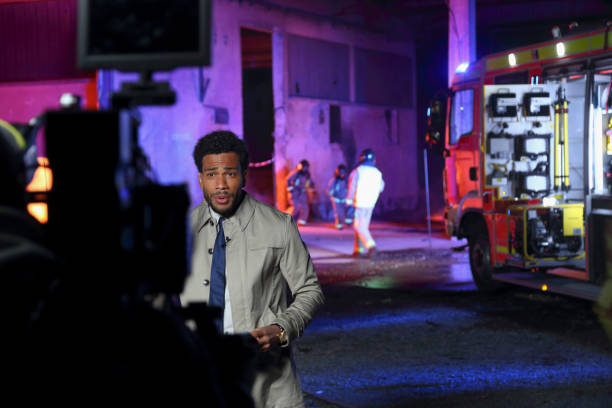 afro-americano masculino repórter cobrindo o fogo - apresentador do noticiário - fotografias e filmes do acervo