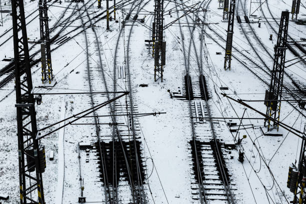 tory kolejowe przecinają się w śniegu - railroad track direction choice transportation zdjęcia i obrazy z banku zdjęć