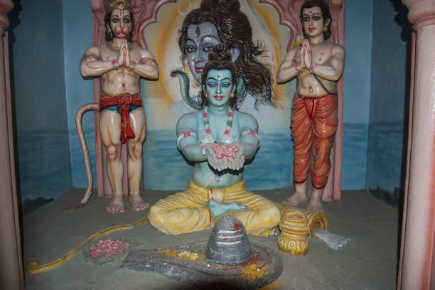 statue du dieu shiva fait puja du shivling avec seigneur ram et hanuman - shivalinga photos et images de collection