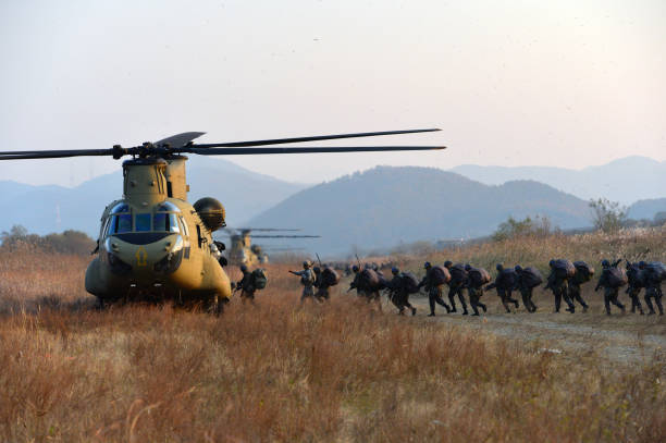 südkoreanische korean army kombiniert mit us army training - army air corps stock-fotos und bilder