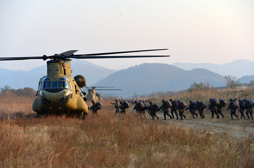 On November 8, 2016, South Korean Army soldiers from the 30th Division conducted a combined training with U.S. Army near the Namhangang River in Gyeonggi Province, South Korea.