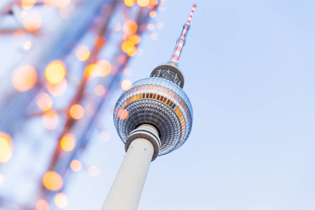 berliner fernsehturm mit lichtern - berlin alexanderplatz stock-fotos und bilder