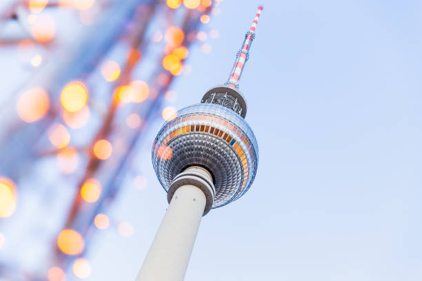 torre della tv di berlino con luci - alexanderplatz foto e immagini stock