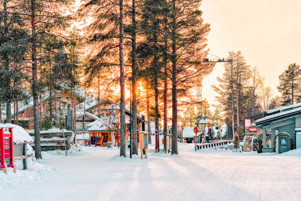sonnenuntergang im santa claus village in lappland - christmas sunset house residential structure stock-fotos und bilder