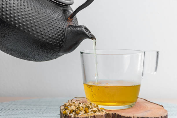 차 주전자에서 쏟아지는 카모마일 차 - chamomile herbal tea chamomile plant tea 뉴스 사진 이미지