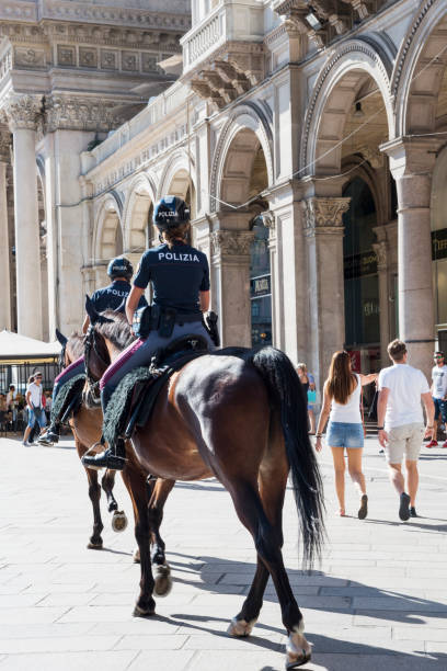 polícia de cavalo em frente a praça do duomo (mariae nascenti) - honor guard protection security guard tourist - fotografias e filmes do acervo
