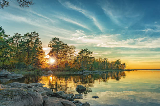 paisaje de otoño en el lago del atardecer - lake scenic fotografías e imágenes de stock