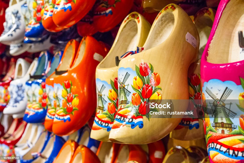 Prateleira na loja com sapatos de madeira holandeses tradicionais de linhas - Dooper (tamancos) - Foto de stock de Países Baixos royalty-free