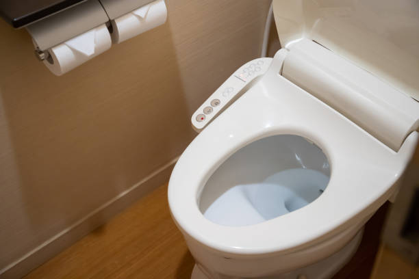 toaleta z elektronicznym fotelem automatycznym spłukiwaniem, miska toaletowa w stylu japońskim, wysokiej technologii wyroby sanitarne. - bidet zdjęcia i obrazy z banku zdjęć
