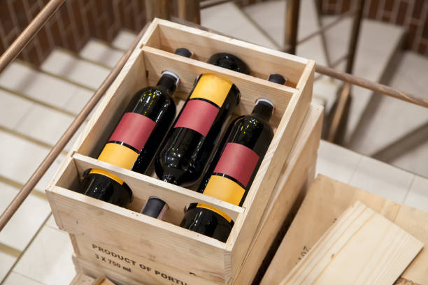 bottle of red wine in a wooden box - wine wine bottle box crate imagens e fotografias de stock