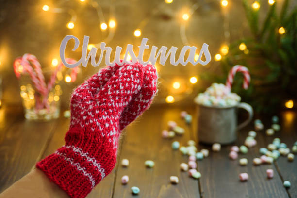 クリスマスの装飾を保持している赤のニットのミトンで女性の手 - candy candy cane christmas sweet food ストックフォトと画像
