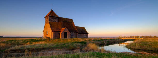聖トーマス ベケットの教会、フェア フィールド、私はロムニー マーシュ、ケント、イギリスの日没を夜秋のクリア - romney marsh ストックフォトと画像