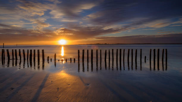 coucher de soleil automne west wittering beach, west sussex, royaume-uni - witterung photos et images de collection