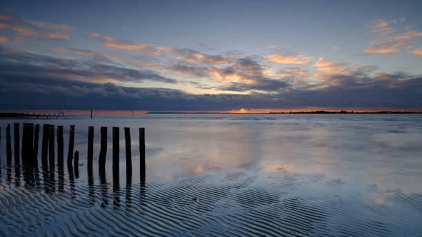automne coucher de soleil sur le solent de west wittering beach, west sussex. uk - witterung photos et images de collection