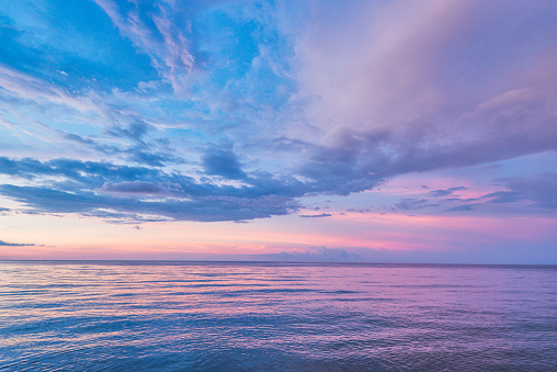 The sea is a night sky, horizon line and beautiful clouds