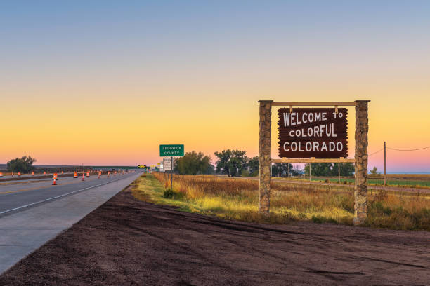 高速道路 i-76 に沿ってカラフルなへようこそコロラド州通りサイン - colorful colorado ストックフォトと画像