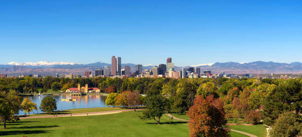 скайлайн денвера в центре города с скалистыми горами - rocky mountains panoramic colorado mountain стоковые фото и изображения