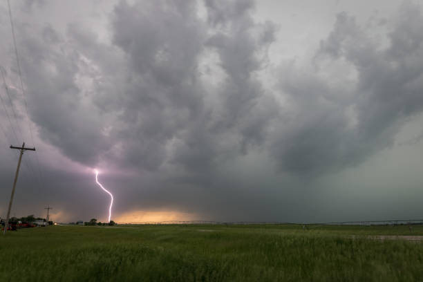 un forte temporale sulle pianure del nebraska produce una pericolosa nube per terra fulmini - nebraska landscape midwest usa landscaped foto e immagini stock