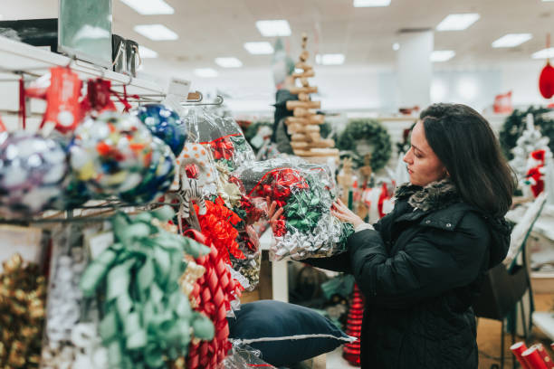 istock Christmas Decoration Shopping 1078534178