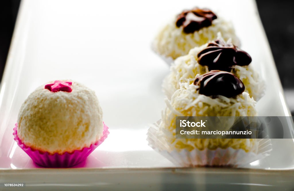 Bandeja de porcelana com brigadeirtos, doces brasileiros. Foco seletivo. Plano de fundo desfocado. - Foto de stock de Brasil royalty-free