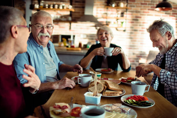 anziani che colazione - 60s senior adult breakfast cheerful foto e immagini stock