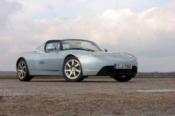 tesla roadster stopped on the road - lotus automobiles imagens e fotografias de stock