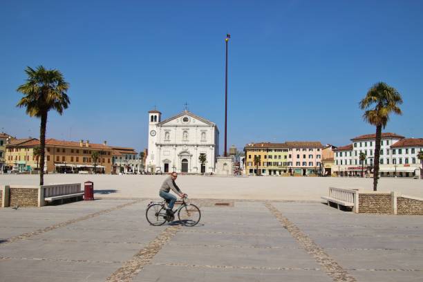 la catedral renacentista tardía de palmanova, italia. - north eastern italy fotografías e imágenes de stock