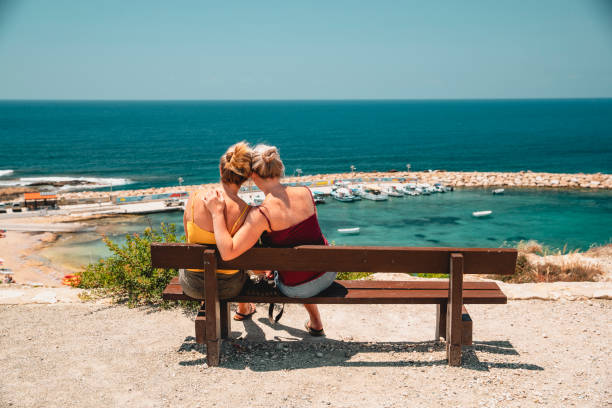 pareja mirando la vista - paphos fotografías e imágenes de stock