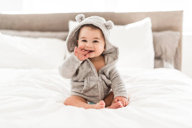 ritratto di un bambino sul letto in camera da letto - activity animal sitting bear foto e immagini stock