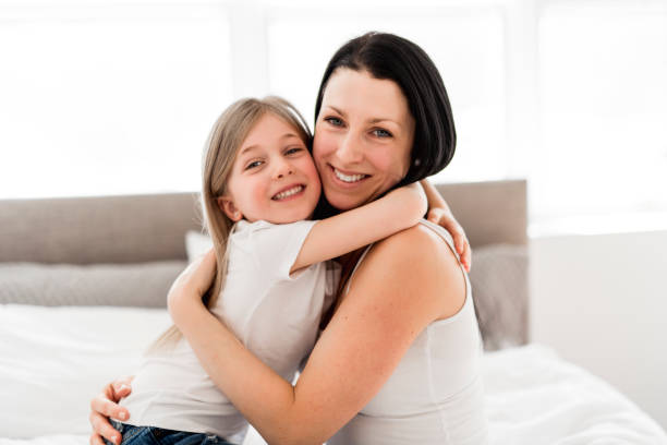 mère et fille jouissent au lit à la maison - oneparent photos et images de collection