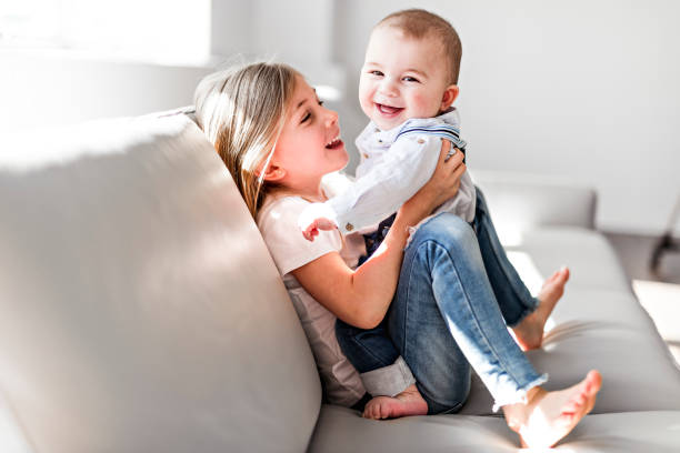 sorellina con il suo fratellino. bambino bambino famiglia con bambini a casa. - fratello foto e immagini stock