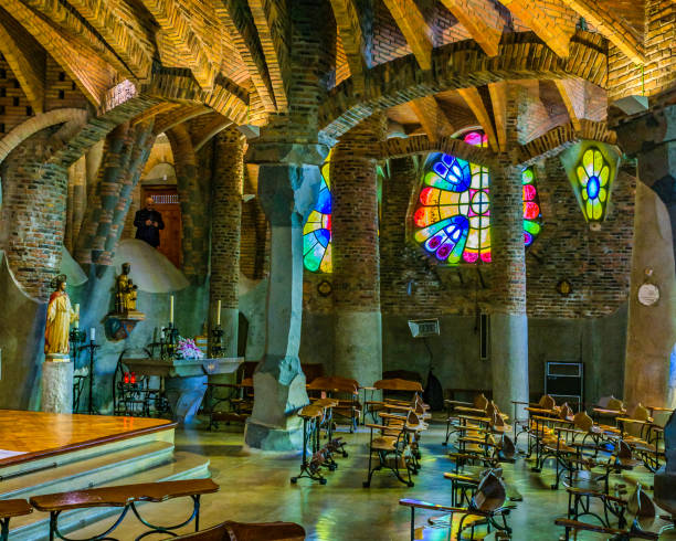interior da cripta guell, catalunha, espanha - mosaic tile antonio gaudi art - fotografias e filmes do acervo