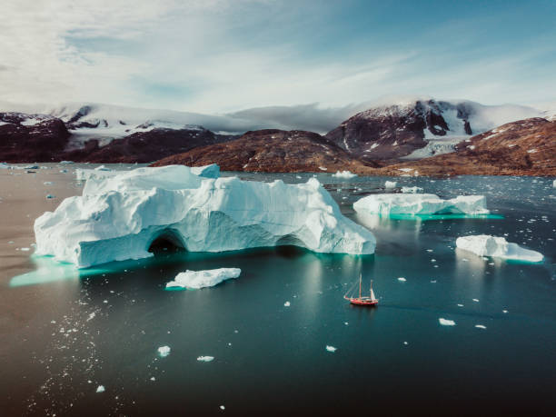velejando na gronelândia oriental - greenland - fotografias e filmes do acervo