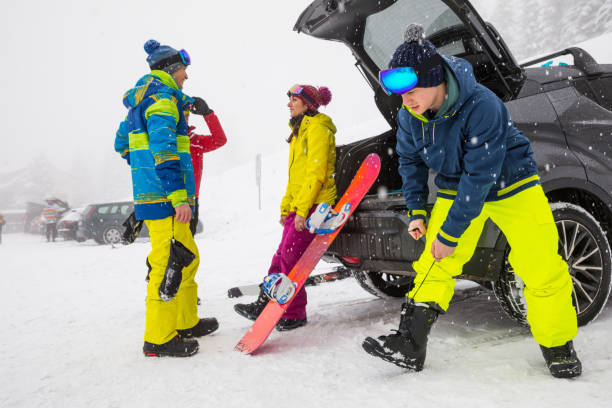 山 - アルプス - 楽しい冬休みにお友達のグループでスノーボーダーのスキー日後車のロード - snowboarding friendship snow winter ストックフォトと画像