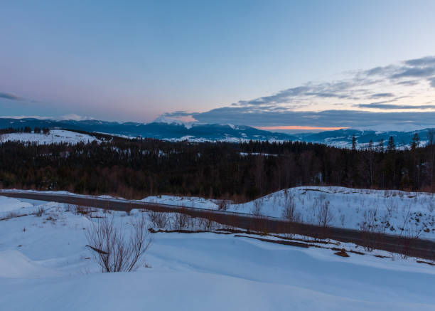 istock Evening twilight winter mountain ridge panorama 1078573294