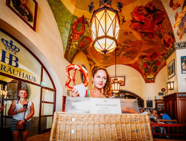 a empregada de mesa vende pretzels dos gigantes na sala de cerveja icónica de hofbrauhaus em munich, alemanha-ângulo ultra largo - editorial europe food drink - fotografias e filmes do acervo