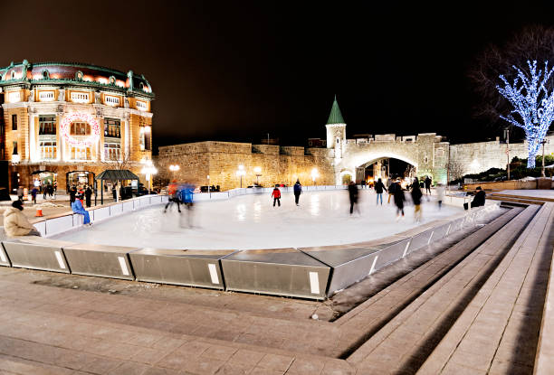 ночное катание на коньках сцены с места d'youville квебек - montreal winter city quebec стоковые фото и изображения