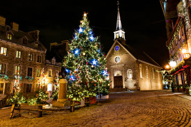 クリスマス イベントの夜に古い下町でプチ シャン プレーン - quebec city ストックフォトと画像